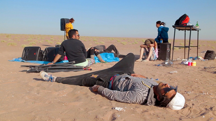 «Рейв в Иране», режиссер Сюзанн Майерс Хит международных фестивалей о подпольной электронной сцене в Тегеране, где среди чайных садов и золотых