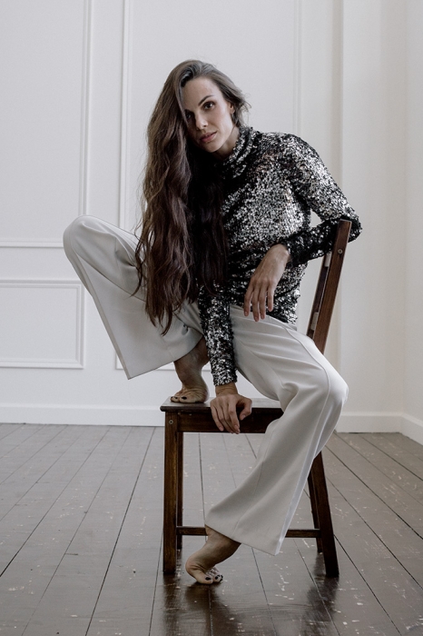 Прима-балерина точно знает: водолазка в пайетках и свободные светлые брюки на премьере современной постановки выигрывают у классического black tie. А