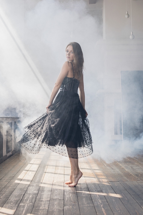 Попадая в гардероб актрисы, классическая юбка-пачка, как и хозяйка, играючи меняет роли: Карина и примеряет суперженственный образ в платье на тонких