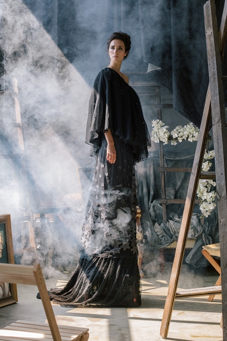 Коктейльное кружевное платье Галя приготовила для премьеры молодого хореографа, а длинное платье со звездами скомбинировала с юбкой из органзы и