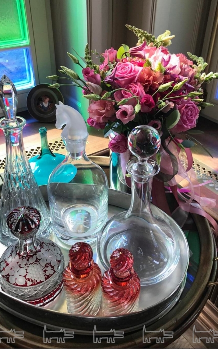 Хрустальные графины, кажется, просто созданы для дачных наливок