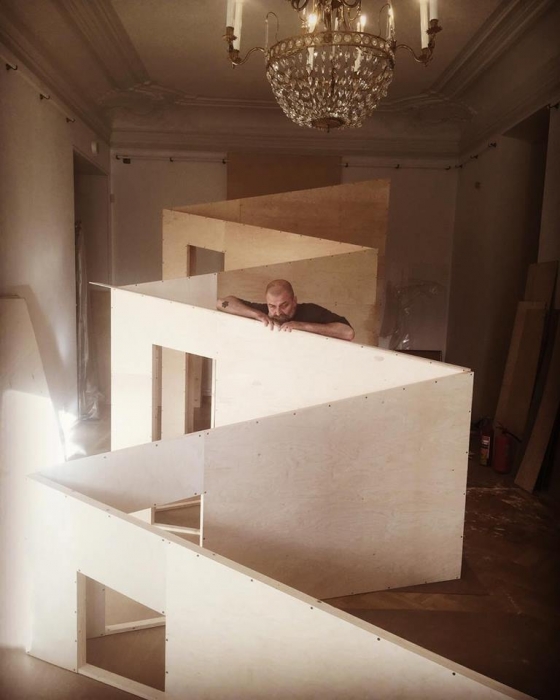 Монтаж выставки «БоПо. Неперелистанный театр»