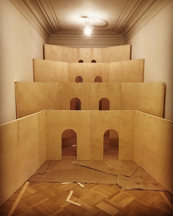 Монтаж выставки «БоПо. Неперелистанный театр»