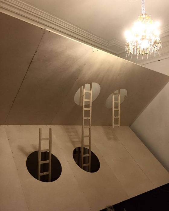 Монтаж выставки «БоПо. Неперелистанный театр»