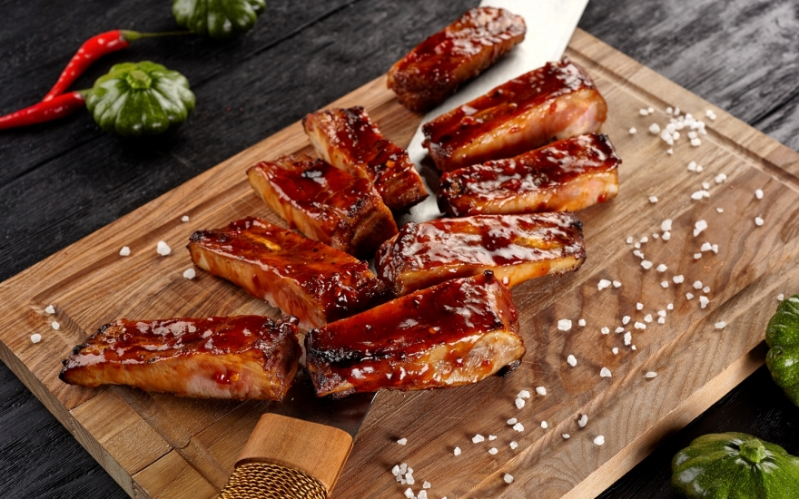 Свиные ребрышки, маринованные в техасском стиле, приготовленные на гриле