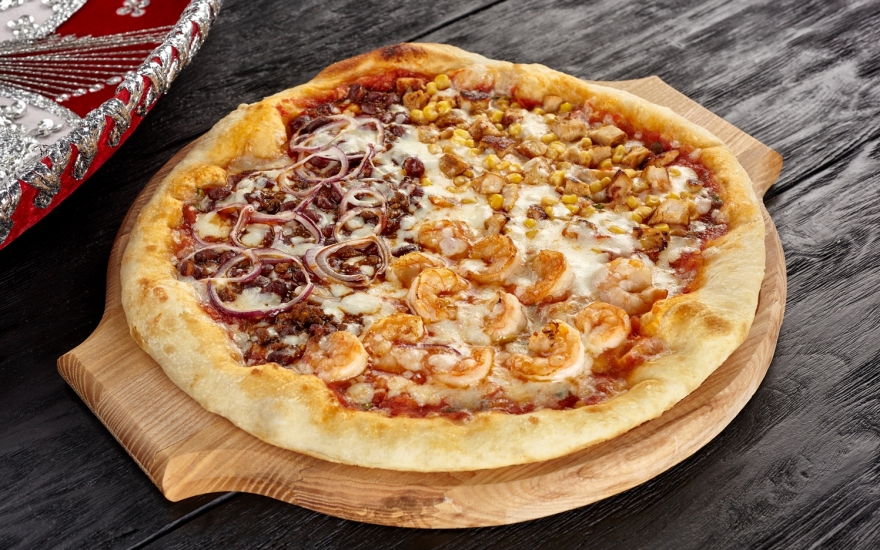 Пицца Tres Estaciones с соусом сальса, чили кон карне, курицей и креветками