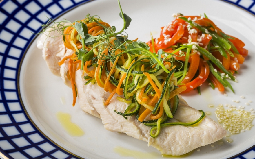 Цыпленок сувид с жюльеном из овощей и кунжутным маслом