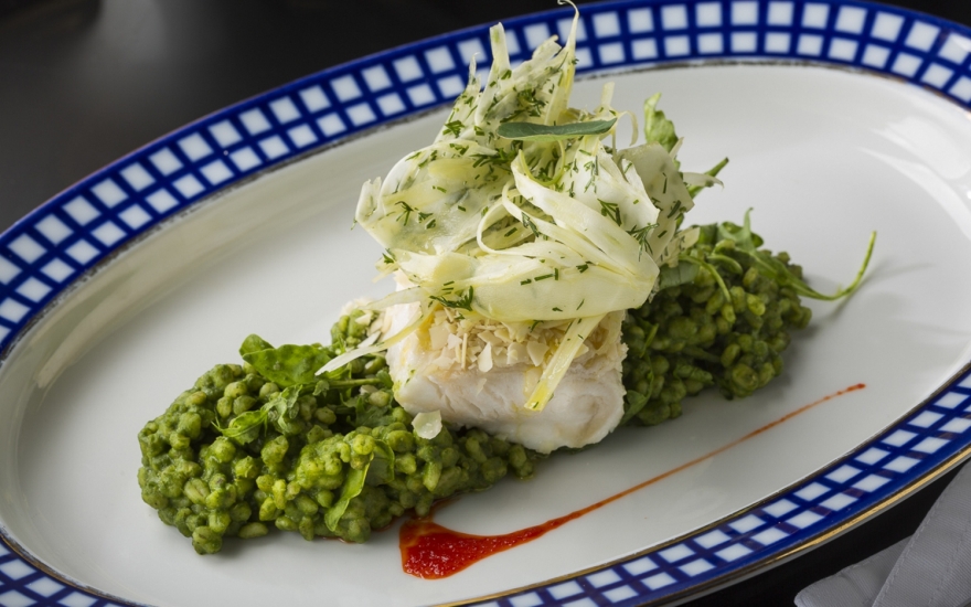 Муксун с зеленой перловкой песто, с тимьяном и петрушкой