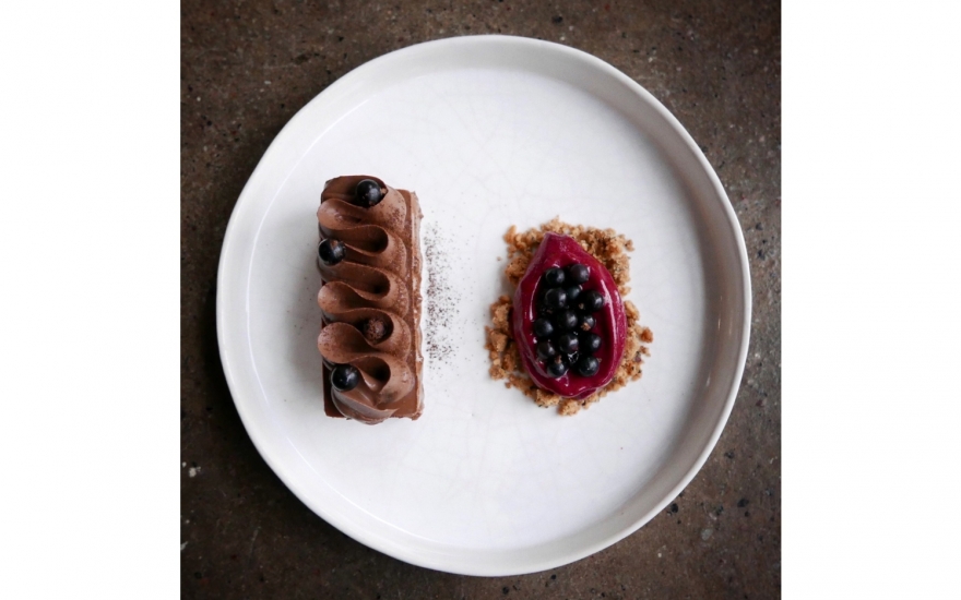 Десерт с шоколадом, черной смородиной и лесным орехом