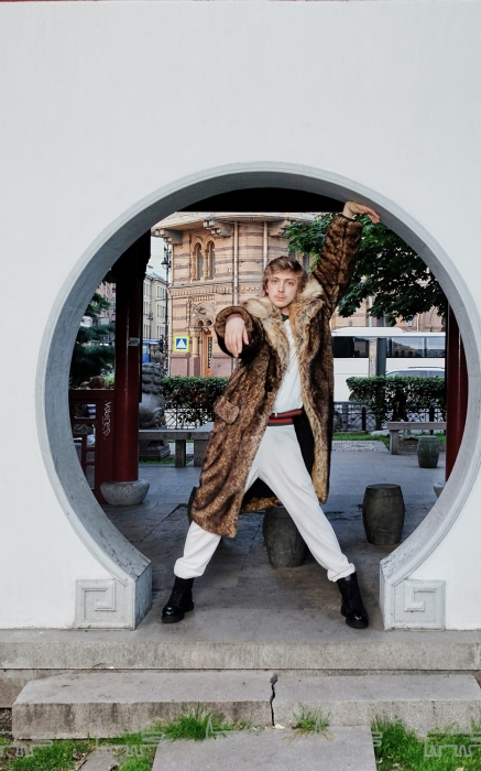 Костюм Gucci, шуба Dries Van Noten, обувь o.x.s. (все— ДЛТ)