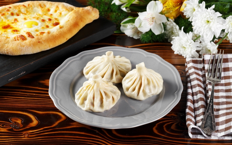 Хинкали и хачапури по-аджарски