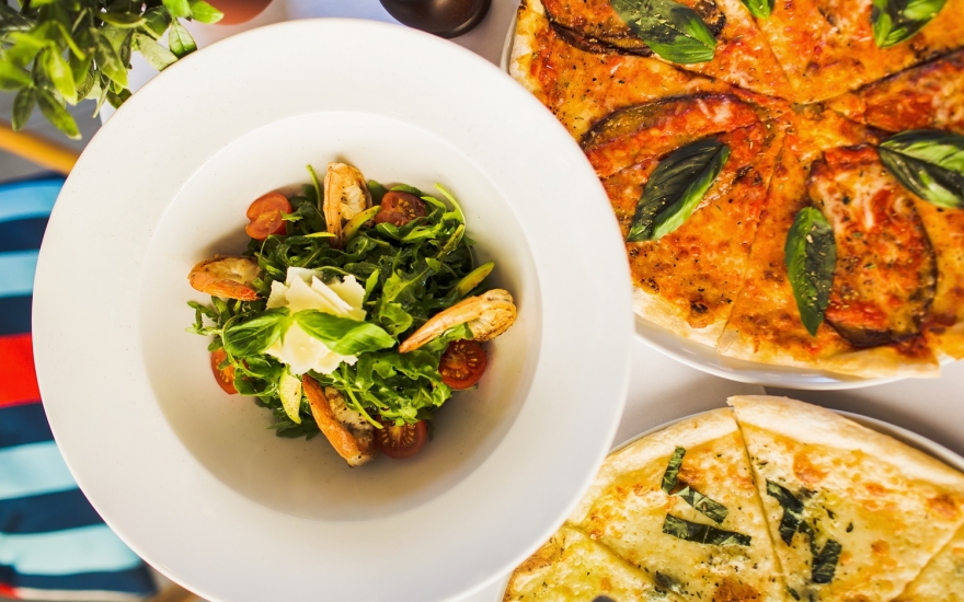 Салат с рукколой и креветками