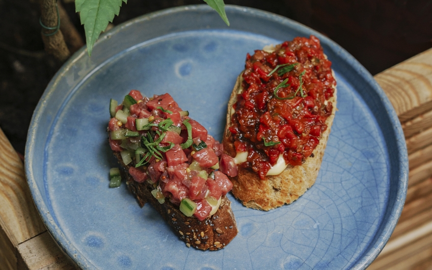 Брускетты с тартаром и печеным перцем