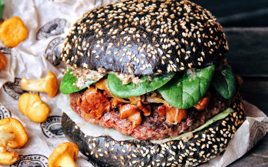 Сезонный бургер с лисичками