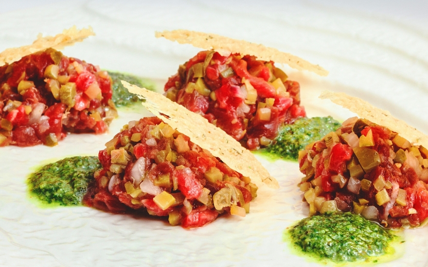 Тартар с песто и сырными чипсами