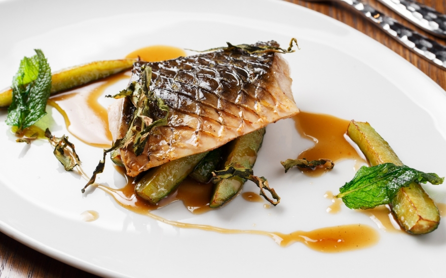 Палтус с медовыми огурцами