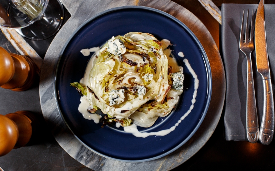 Айсберг с горгонзолой на гриле