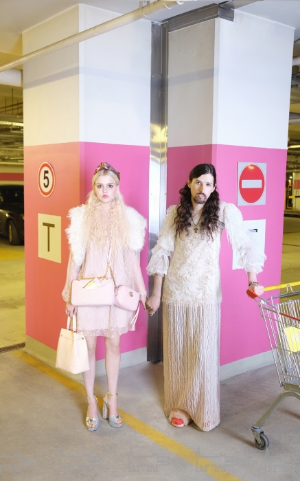 На Саре: головной убор и туфли Gucci, сумки Furla, Tory Burch, Gucci, платье Red Valentino, воротник Helmut Lang (все —ДЛТ). На Вале: платье Tatyana