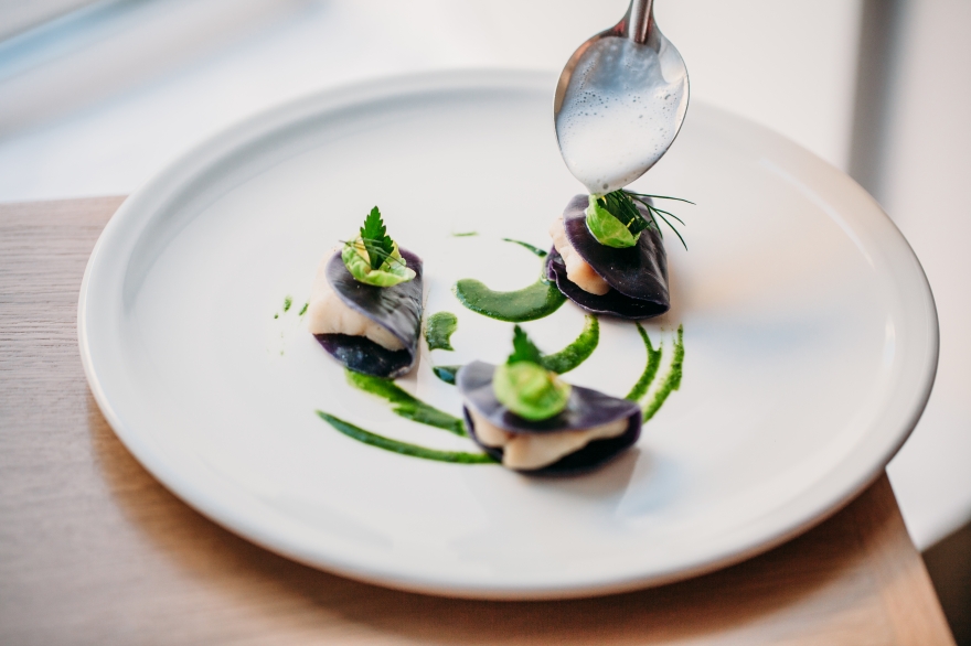 Морской окунь с фиолетовой капустой