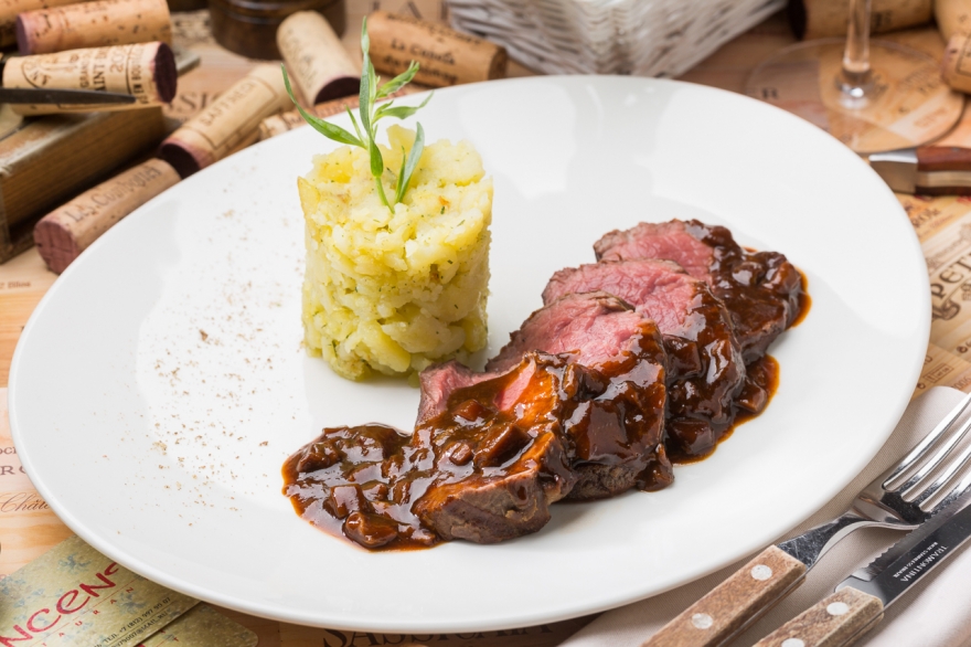 Филе говядины с пармантье из картофеля и эстрагона, соус из белых грибов