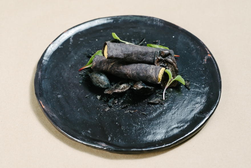 Баклажан из печи с хумусом