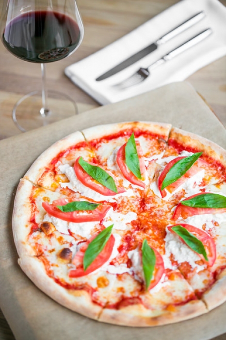 Пицца с домашней бурратой и томатами