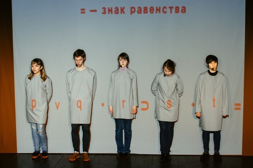 Четверг, 28 сентября«Индивиды и атомарные предложения» — спектакль Всеволода Лисовского, «комиссара» «Театра.doc», который пообещал соучредителю фонда