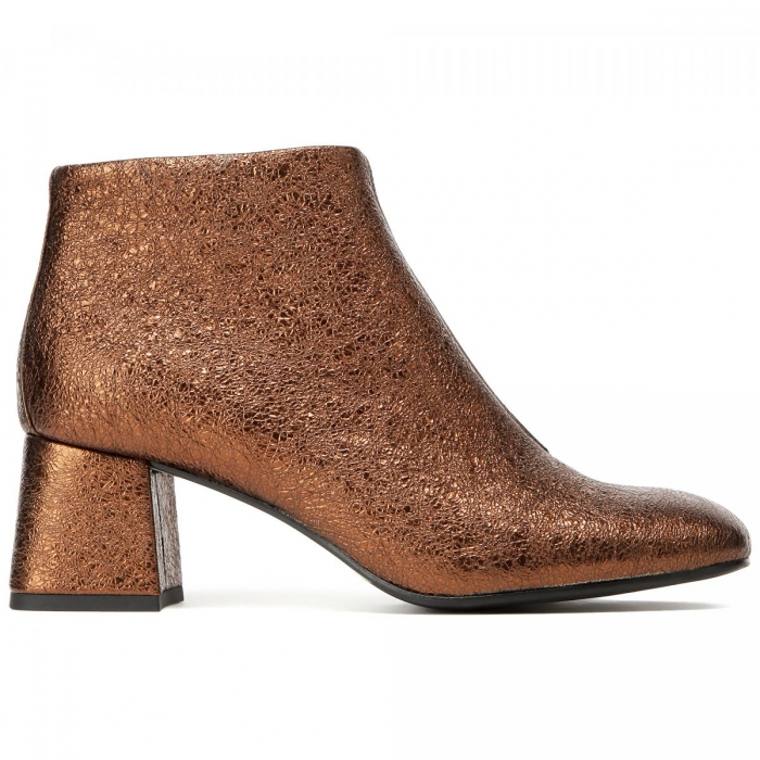 Яркость красок и фантазийная отделка украсили обувь Paola d'Arcano – ботинки из бронзовой кожи, туфли из металлизированной ткани и босоножки с