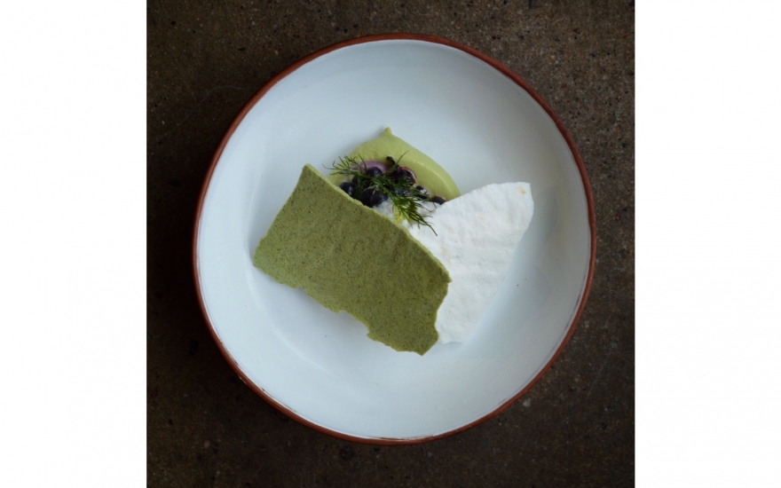 Мороженое с укропом, козьим муссом и голубикой из меню ресторана