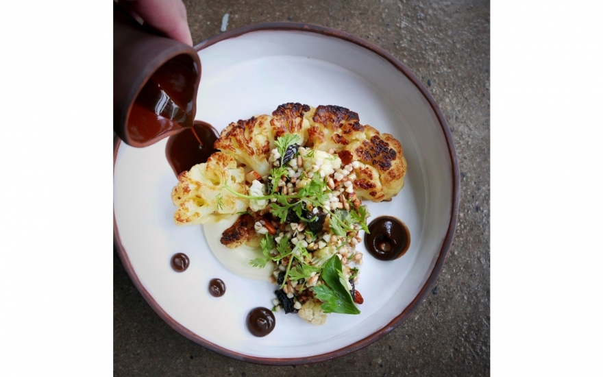 Стейк из капусты из меню ужина "Собака.ru"