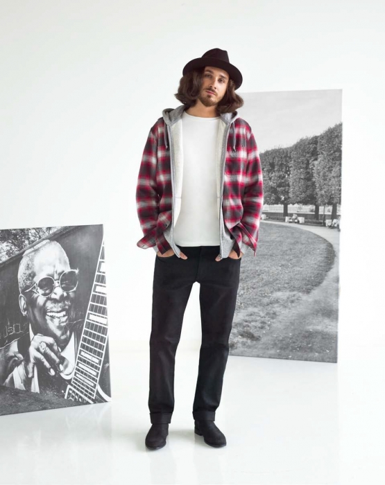 Артем Бурж, стрит-артист, руководитель проекта HOODGRAFF*Джинсы селвидж, зауженный силуэт 2999 p.