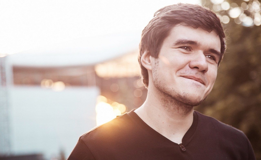 Пятница, 6 октября Евгений Баженов, более известный как видеоблогер BadComedian и критик худших российских и зарубежных фильмов, вновь едет по стране