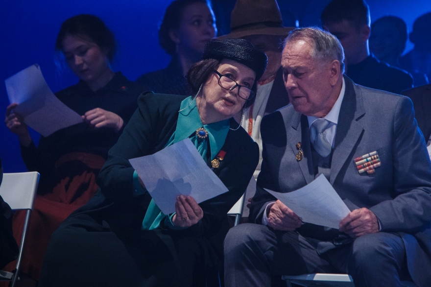 Суббота — воскресенье, 7 — 8 октября «Мой белый калфак» («Ак калфагым тошердем кулдан») — спектакль о разрозненном татарском народе. Написанная в 1990