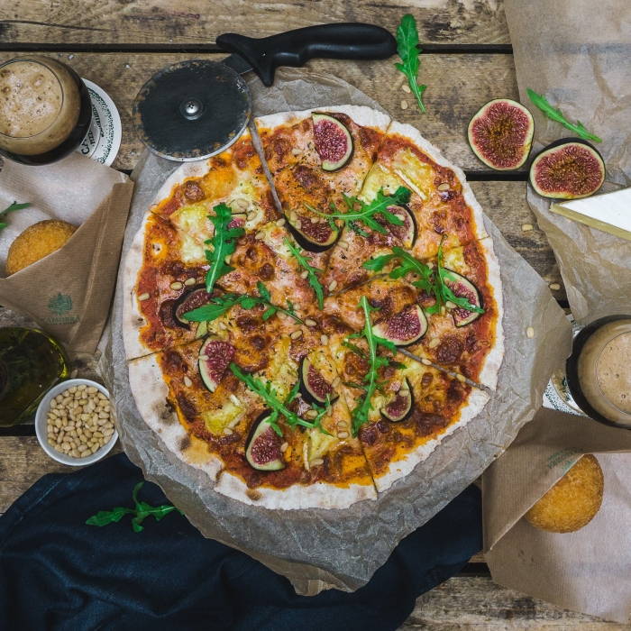 Пицца с инжиром из кафе Camorra