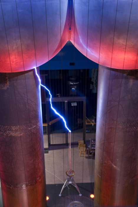 Нестандартный способ выйти на связь с внеземными цивилизациями с помощью вагинальной поэтики — один из самых громких проектов художника