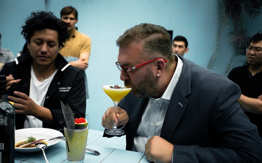 Аристотелис Пападопулос, лучший бартендер мира 2009 года, пробует коктейль одного из участников российского финала