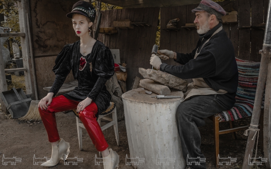 На Полине: фуражка Igor Gulyaev (Igor Gulyaev), брюки MSGM (Very Concept Store),ботильоны Balenciaga («Пиф Паф Супершоп»)