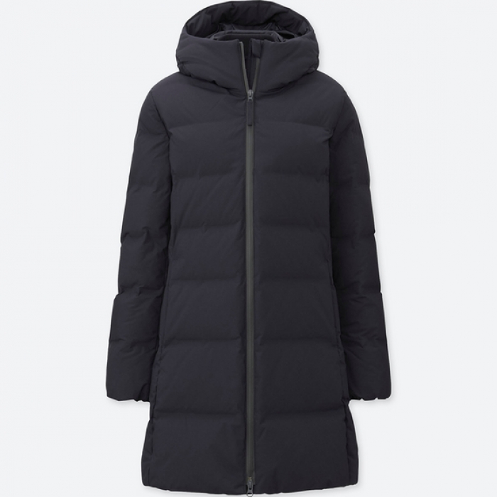 Бесшовное пуховое пальто, 9999 рублей.