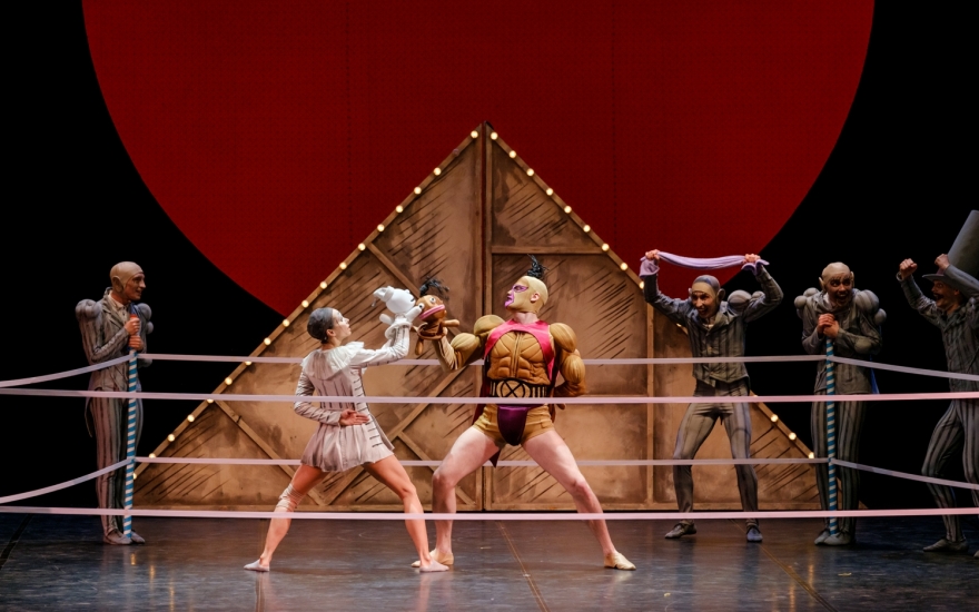 Местом действия балета "Петрушка" стал фантасмагорический цирк