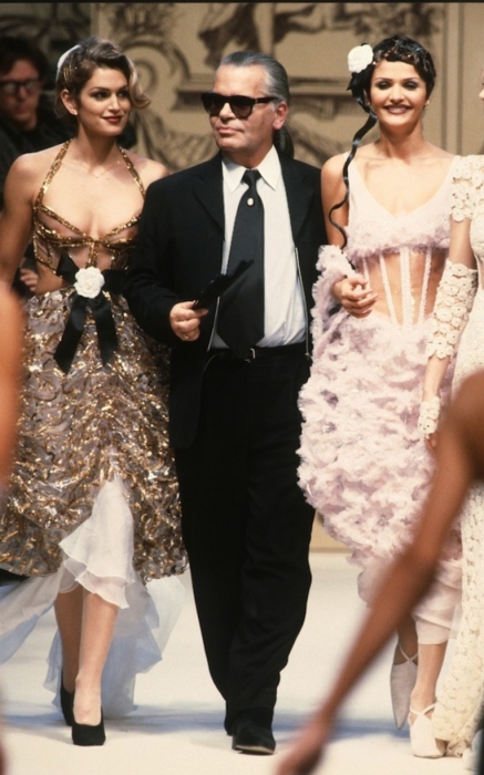 Синди Кроуфорд и Карл Лагерфельд на показе Chanel в 90-х