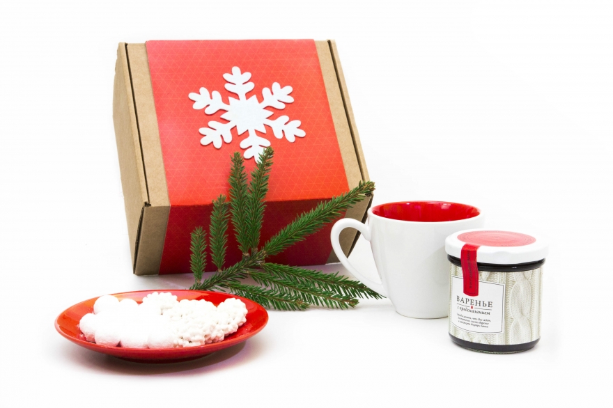 «Клюковка»: чайная пара (цвет на выбор), клюква в сахарной пудре 100 г, орехи в сахарной пудре 100 г, варенье или мед 130 г с предсказанием