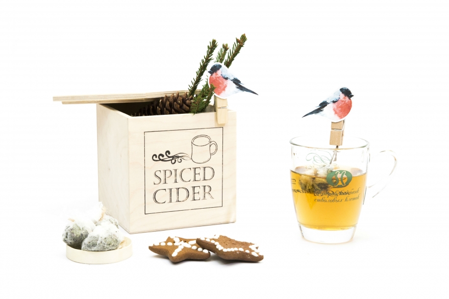 «Зимняя весточка»: стеклянная кружка, снегирь на деревянной прищепке – 1 шт., набор чайных пакетиков – 5 шт., имбирное печенье – 3 шт., декор (шишка