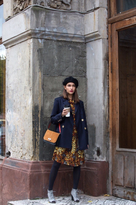 Берет и синий жакет Liza Odinokikh, платье Papa's dress, Фото: Мария Раевская