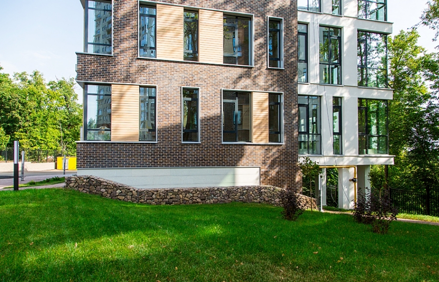 Жилой комплекс, располагающийся в центре города, окружен вековыми дубами и липами