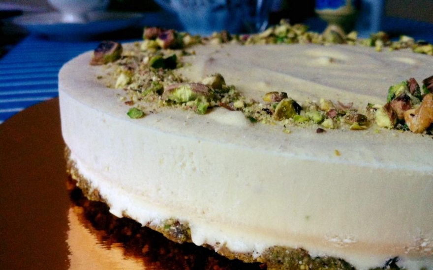 Сыроедческий лимонно-фисташковый торт