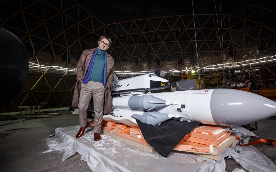 Евгений Гудов На Евгении: туфли, пальто, брюки и кардиган Paul Smith, пуловер Altea (все — BOSCOFAMILY)