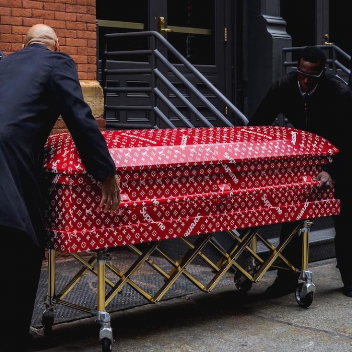 Гроб от Louis Vuitton X Supreme