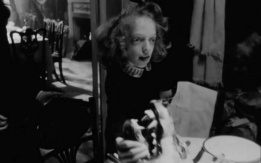 В «Хрусталев, машину!» продумана каждая деталь: из-за девушки без шва на чулках, как носили в 1950-х, останавливали съемки.