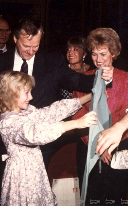 На одиннадцатилетие Ксении подарили свитер из Парижа, 1992 год