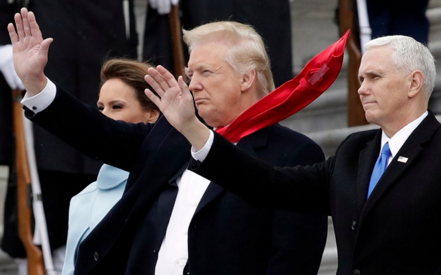 Дональд Трамп в красном галстуке